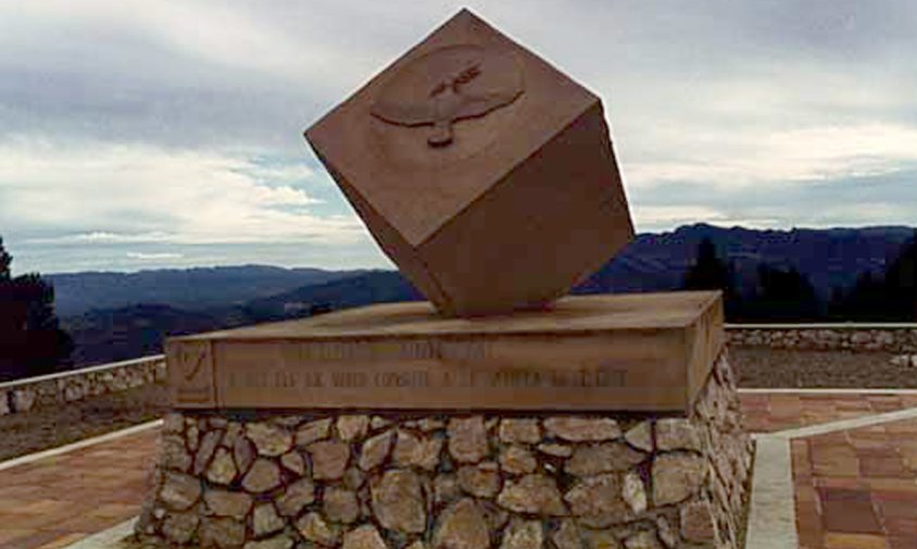 Monument instal·lat pels "biberons" a la cota 705 de la serra de Pàndols
