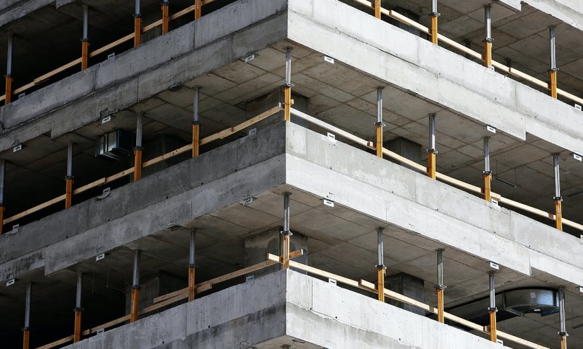 Imatge d'un bloc de pisos en construcció