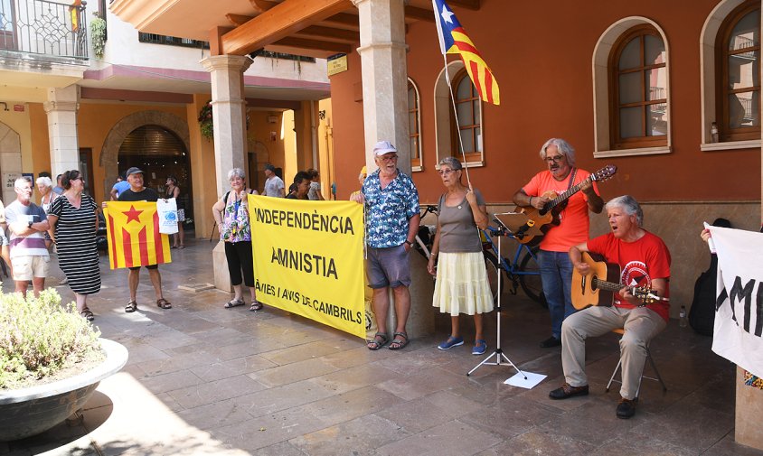 Concentració de les Àvies i Avis, ahir, a la plaça de la Vila, amb l'acompanyament dels cantants Xavier Marcos i Peio Suaga