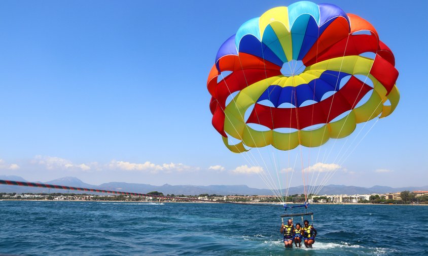 Un vol de tres persones en 'parasailing'