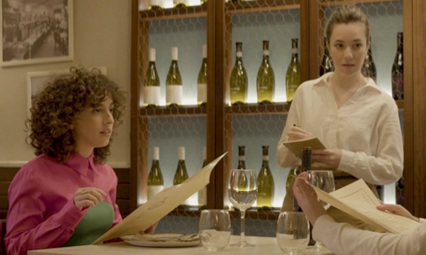 Andrea Carrión, a l'esquerra de la imatge, en un fotograma de 'Lola', el curtmetratge que va escriure, dirigir i interpretar