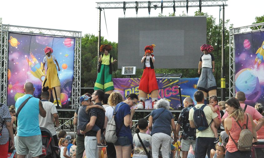 Imatge de l'espectacle "Disco per Xics", ahir a la tarda, al parc del Pinaret