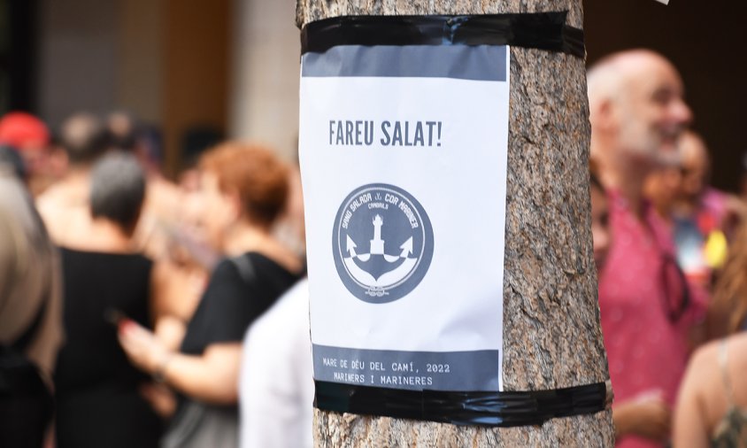 Cartell amb frase marinera col·locat en un dels arbres de la plaça de la Vila, ahir a la tarda