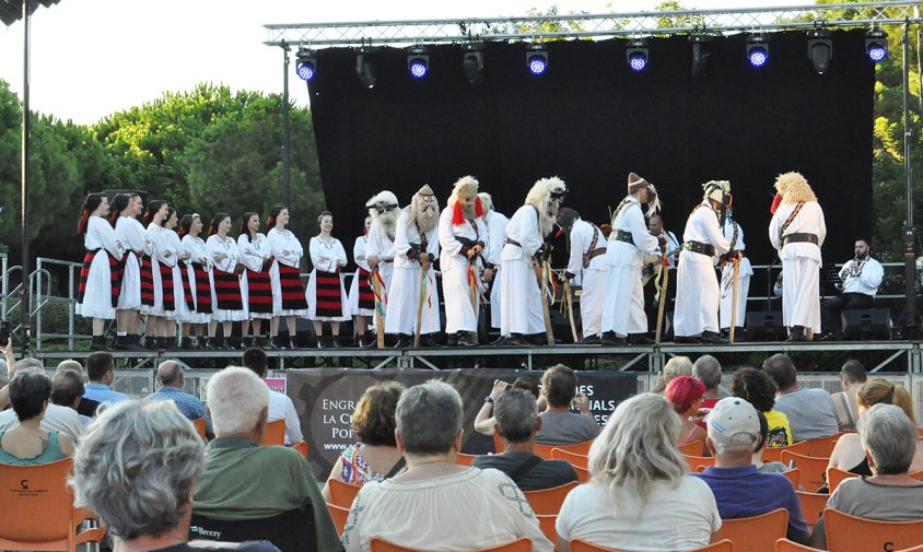 El parc del Pinaret va acollir, ahir a la tarda, l'actuació del grup folklòric Romanasul de Romania