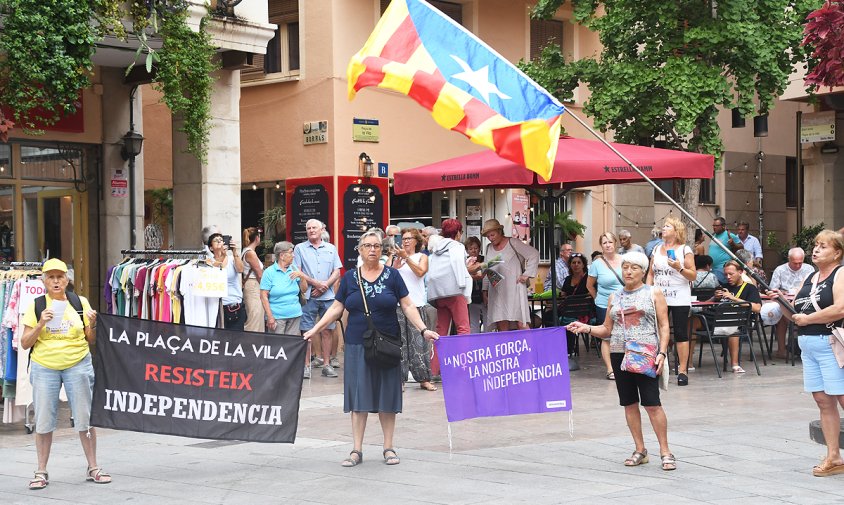 Un moment de la concentracio de les Àvies i Avis, ahir, a la plaça de la Vila