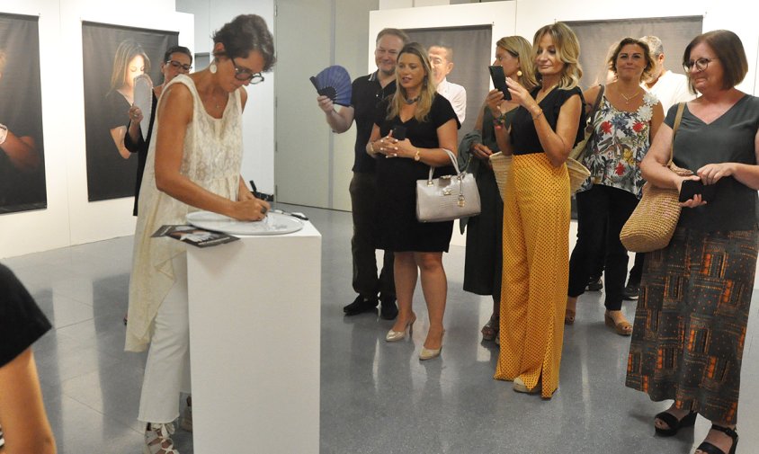 L'artista Tatiana Blanqué fent una demostració durant la inauguració de l'exposició, el passat divendres