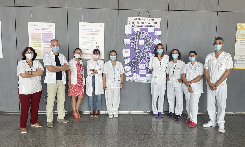 Personal de l'Hospital Sant Joan de Reus al costat dels plafons informatius sobre l'Alzheimer