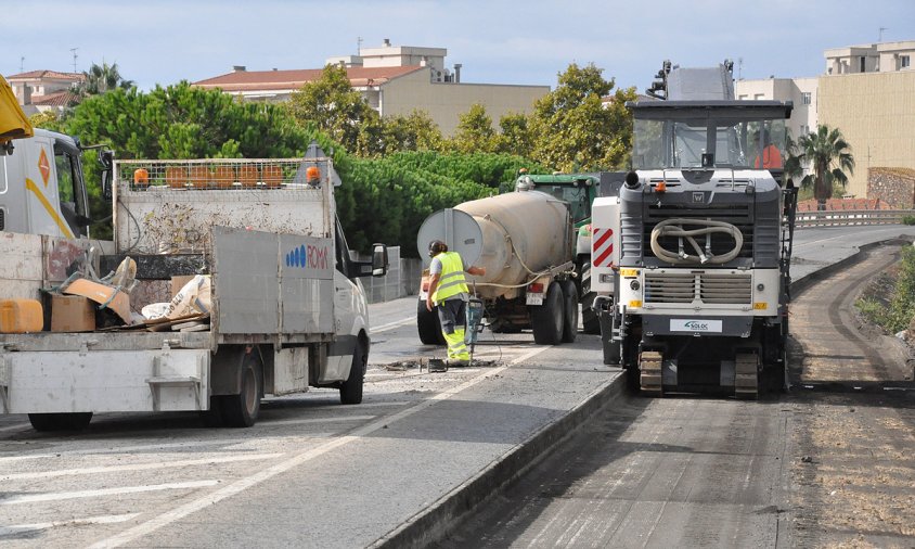 Imatge dels treballs de fresament i trituració de l'asfaltat de la carretera de l'antic pont de l'N-340, el 28 de setembre de 2017