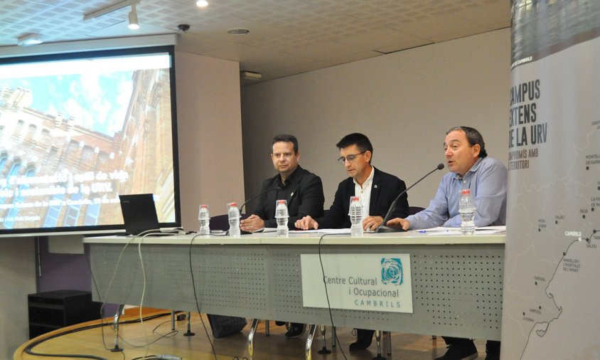 Acte d'inauguració del nou curs del Campus Extens de la URV, ahir al vespre. D'esquerra a dreta: Oliver Klein, Josep Pallarès i Gerard Martí