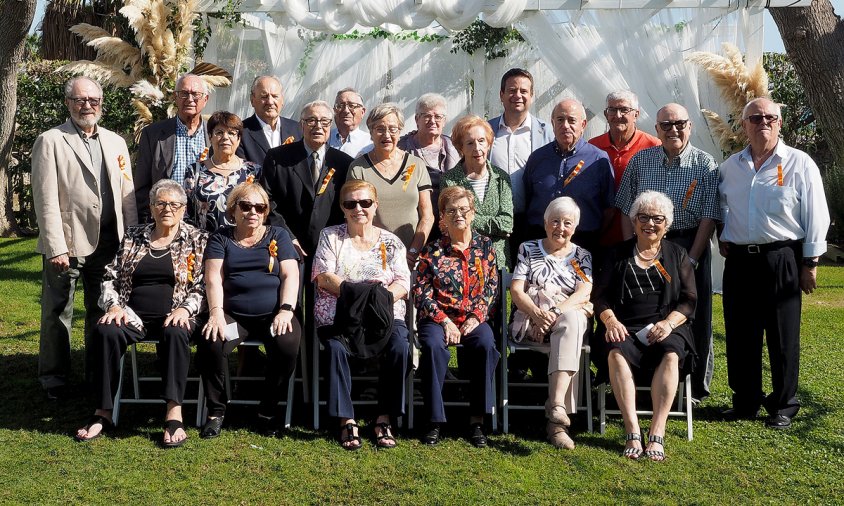Foto de grup dels participants a l'aniversari acompanyats per l'alcalde Oliver Klein