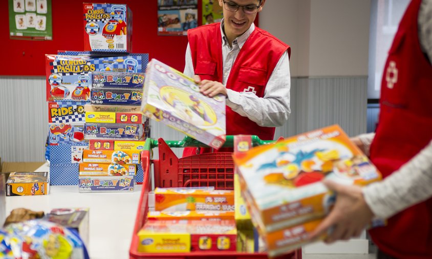 Voluntaris de Creu Roja en una campanya de recollida de joguets