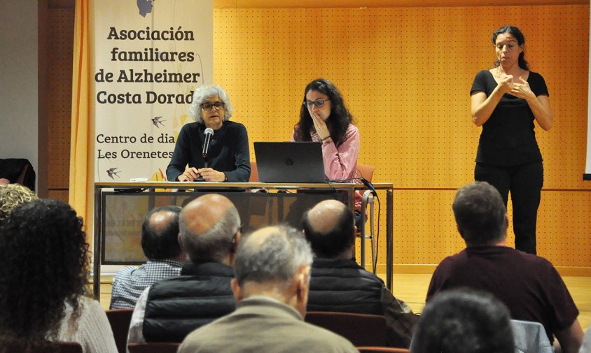 Margarita Oliva, a l'esquerra de la imatge, durant la seva xerrada sobre el projecte de la Fundació Rosa Maria Vivar