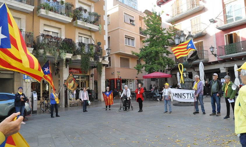 Imatge de la trobada de les Àvies i Avis per la Independència, ahir al matí, a la plaça de la Vila