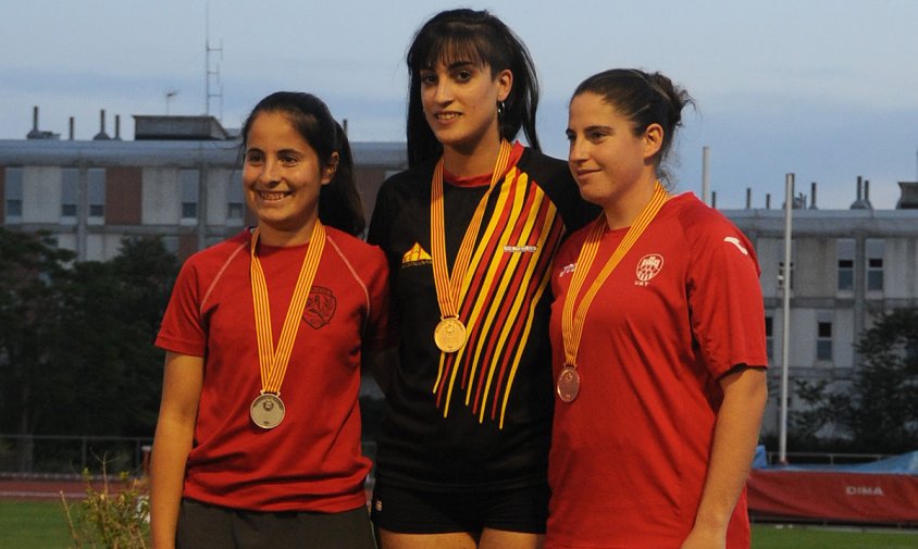 Laura Matas, al centre de la imatge, en la primera posició del podi amb la medalla d'or
