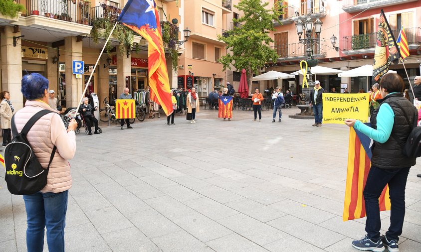 Les Àvies i Avis en la concentració d'ahir, a la plaça de la Vila