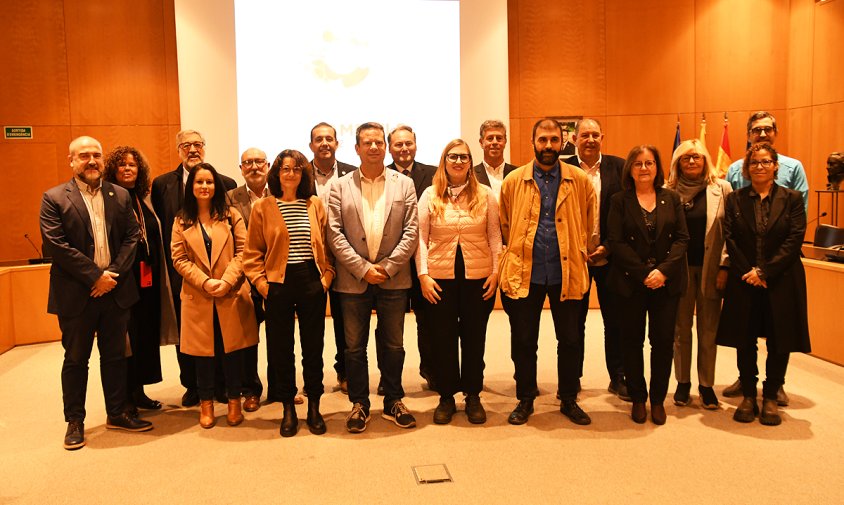 Guanyadors de la Biennal d'Art Contemporani Gastronòmic amb l'alcalde i regidors de l'ajuntament cambrilenc