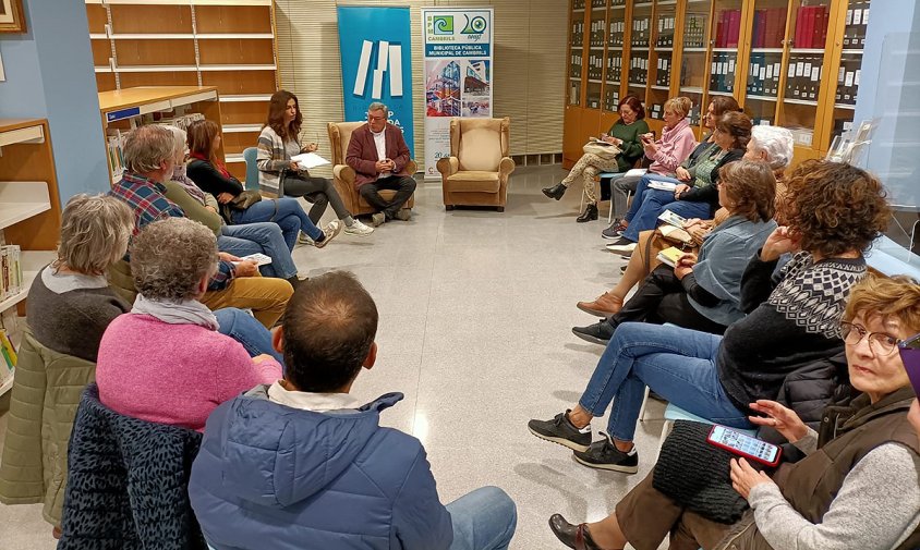 Un moment de la sessió d'ahir del Club de Lectura Adult, a la Biblioteca Josep Salceda i Castells