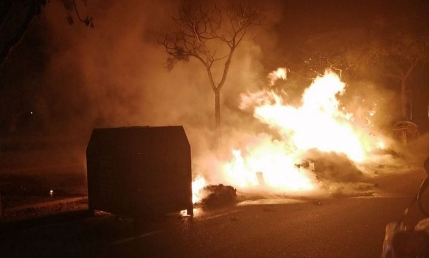 Bateria de contenidors cremant a l'avinguda de Mas Clariana, a meitats del passat setembre