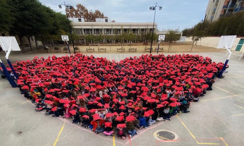 Silueta del cor vermell que han format els alumnes del col·legi Cardenal Vidal i Barraquer