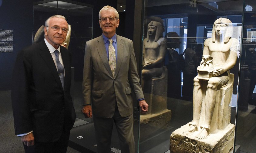 D'esquerra a dreta, el president de la Fundació Bancària "la Caixa", Isidre Fainé, i el president del Patronat del British Museum, Sir Richard Lambert, durant la signatura de l'acord a CaixaForum Barcelona