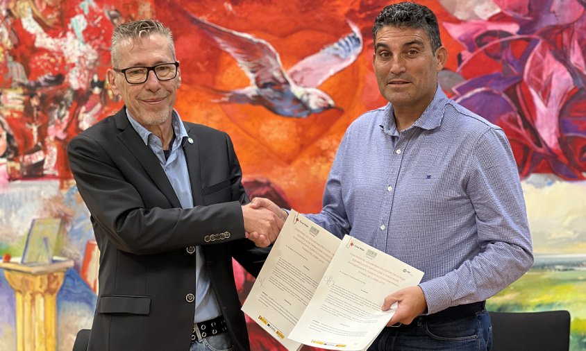 Signatura del conveni entre l'Associació d'Apartaments Turístics de la Costa Daurada i Terres de l'Ebre i la Creu Roja