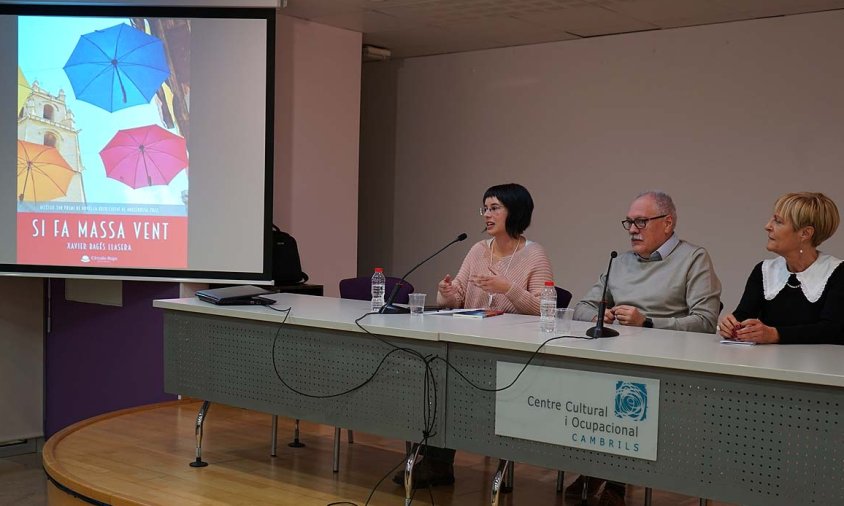 D'esquerra a dreta, Ester Enrich, Xavier Bagés i Fina Mestres, ahir a la tarda al Centre Cultural