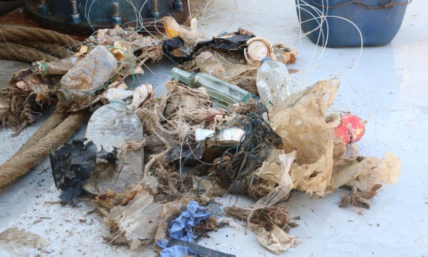 Alguns residus recollits per les embarcacions i dispositats al port de Blanes
