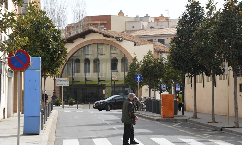 Imatge del carrer de Jacint Verdaguer, al barri de la Pallissa, amb el celler al fons i el Mercat Municipal de la Vila al costat dret
