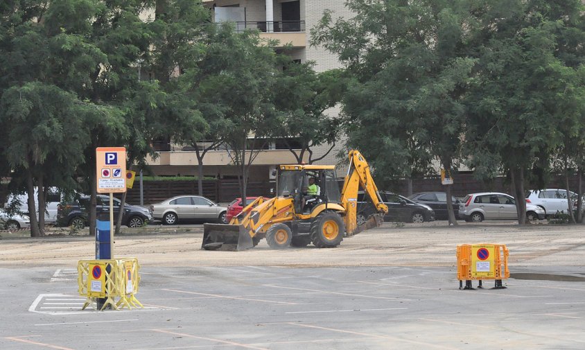Inici de les obres de construcció de la promoció de pisos que es construirà al costat de l'Ateneu Juvenil
