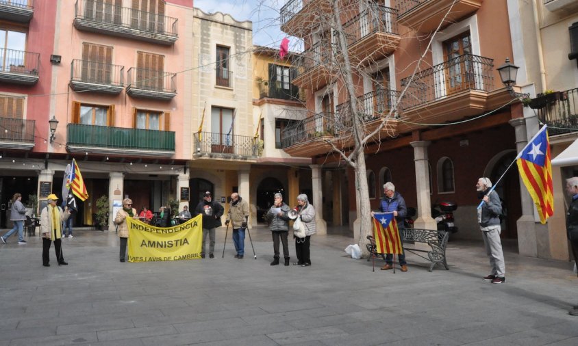 Imatge de la concentració de les Àvies i Avis, ahir al matí, a la plaça de la Vila