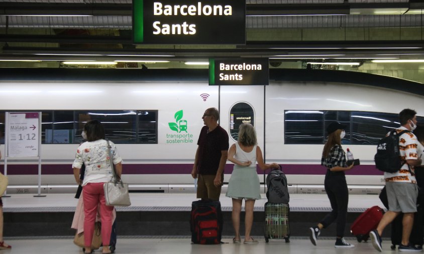 Passatgers a l'andana de l'estació de Sants de Barcelona