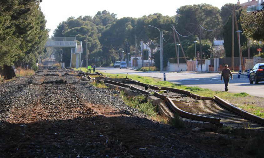 Imatge del treballs de desmantellament del traçat ferroviar a l'alçada de Miami Platja (Mont-roig del Camp)