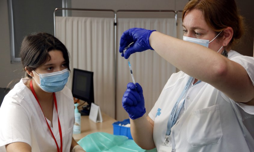 Imatge d'unes infermeres preparant una vacuna de la covid-19