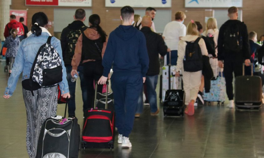Imatge de passatgers carregant les seves maletes a l'aeroport de Reus