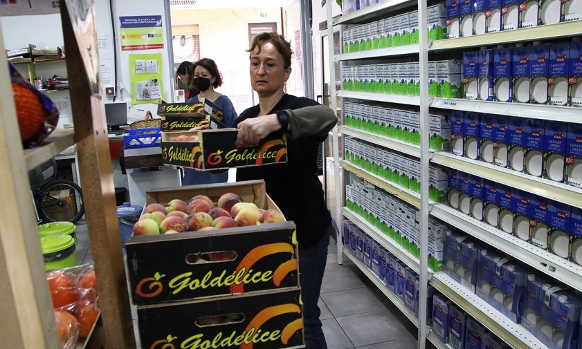 Voluntàries ordenant els productes del Banc dels Aliments
