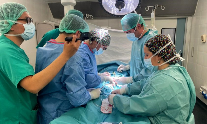 Moment de la primera intervenció per implantar una pròtesi de penis a l'hospital Joan XXIII de Tarragona