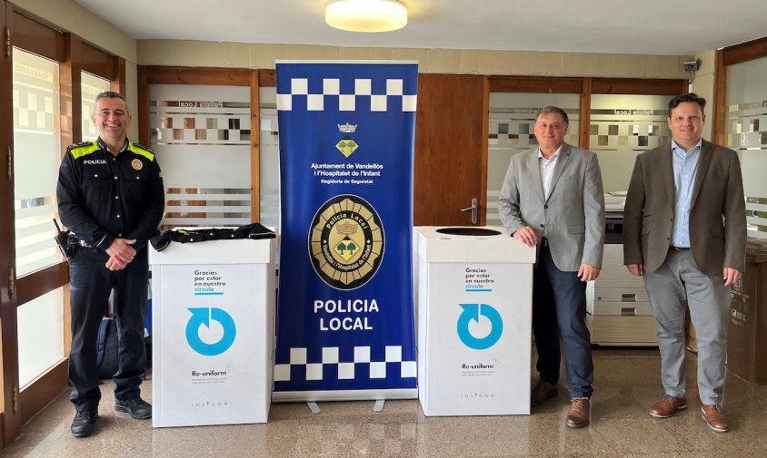 El cap de la Policia Local, Sergi Navarro; el regidor de Seguretat Ciutadana, Tomás Díaz; i el delegat de l'empresa, Jorge Cánovas, amb les caixes-contenidors