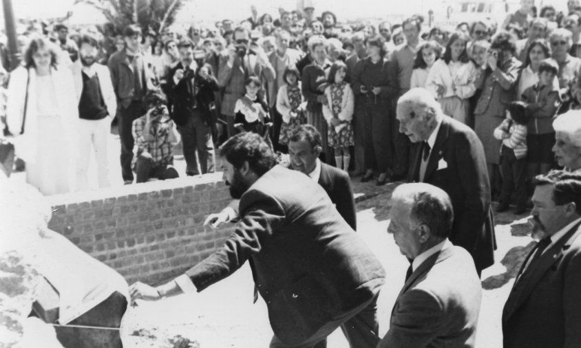 Descobriment de la placa commemorativa de la inauguració del monument a Marcel•í Domingo, exministre de la República i principal impulsor del port  / Abril 1985