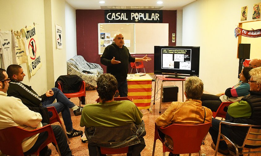 Jordi Martí Font, en un moment de la presentació del llibre Salvador Seguí, el colós de l'anarquisme, ahir, al Casal Popular El Polvorí