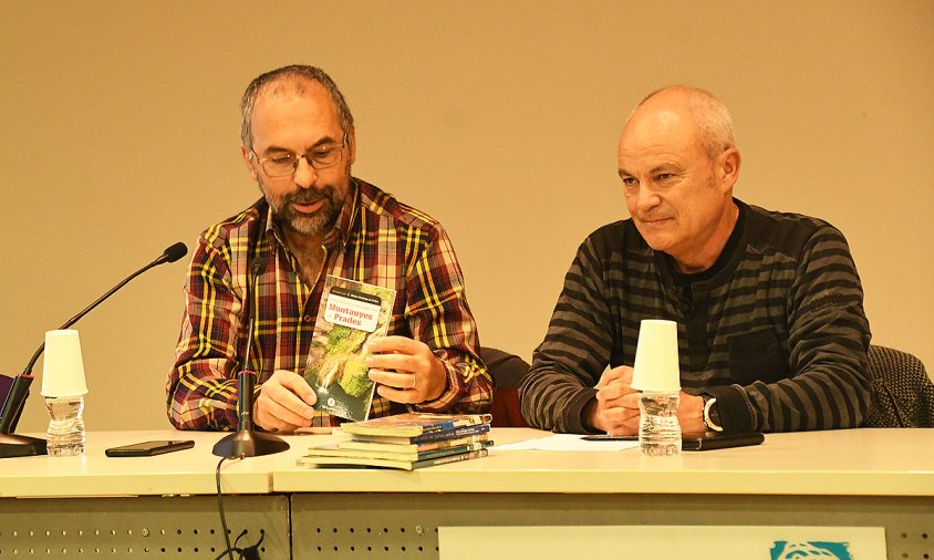 Màrius Domingo i Andreu Ferré, ahir, a la presentació del llibre Excursions a peu per les muntanyes de Prades