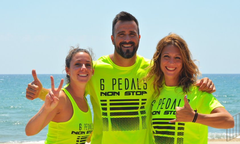 Martín Pagliano, al centre de la imatge, amb dues de les instructores que participaran en la sisena edició del Pedals Non Stop (Roser Picó, a la dreta, i Tania Martínez, a l'esquerra)