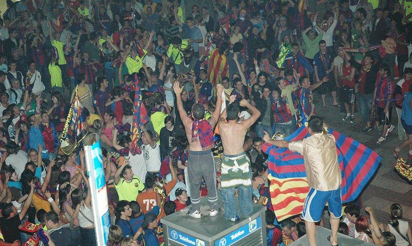 Eufòria desfermada a la plaça d'Aragó després que el Barça guanyés la segona Champions, el 17 de maig de 2006