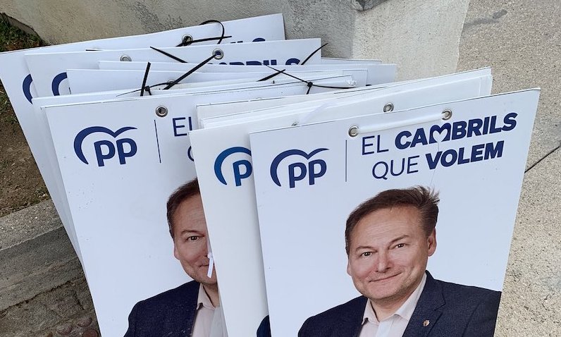 Cartells electorals del PP despenjats