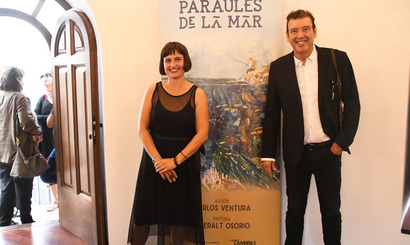 Queralt Osorio i Carlos Ventura Rom, amb el cartell de l'exposició i que serà la portada del llibre Paraules de la mar