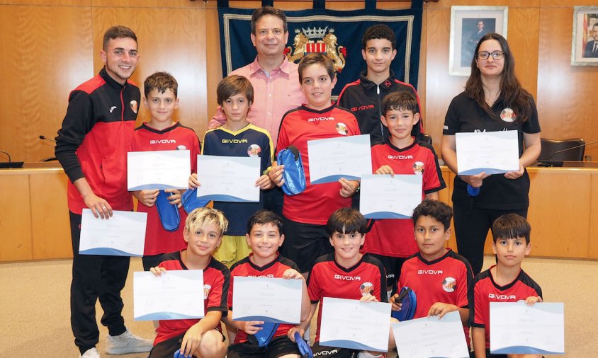 Membres de l'equip benjamí del Club de Futbol Sala Laguna acompanyats d'Oliver Klein
