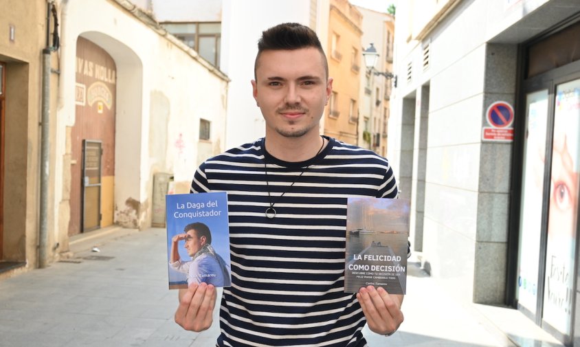Carlos Tamareu amb els seus dos primers llibres que es poden comprar a Amazon