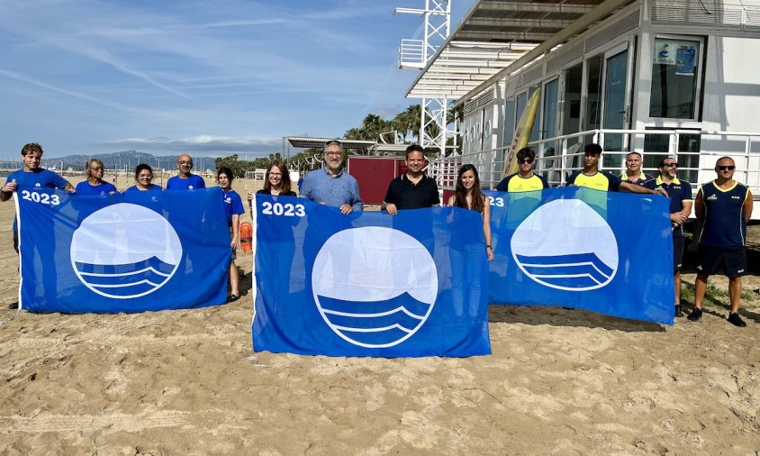 Autoritats, responsables de platges i l'empresa Altesport amb les Banderes Blaves de les platges