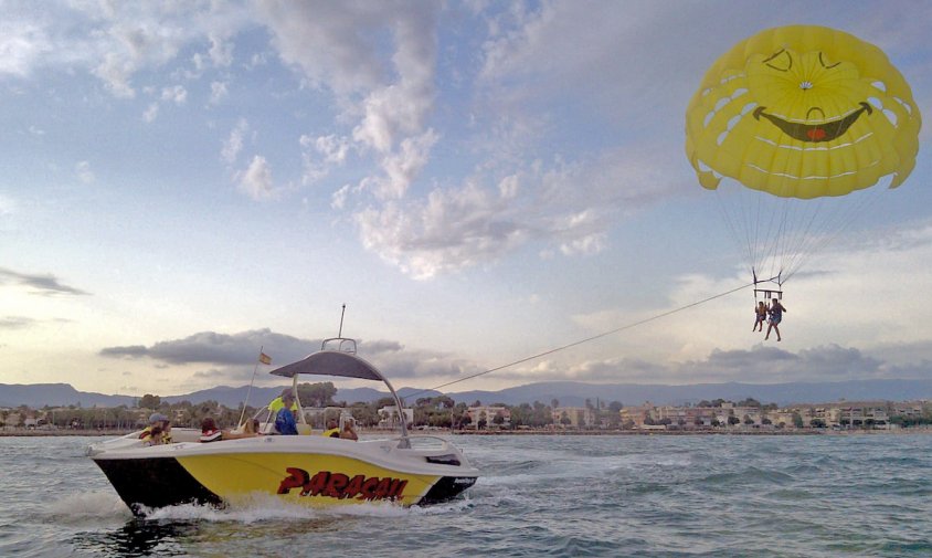 Aquests dies podem veure com el cel de Cambrils es tenyeix de color amb els vols en parasailing de BoatSport