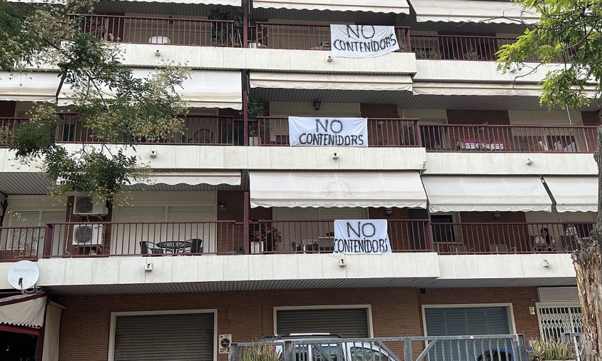 Els veïns han penjat uns cartells en rebuig dels contenidors als seus balcons