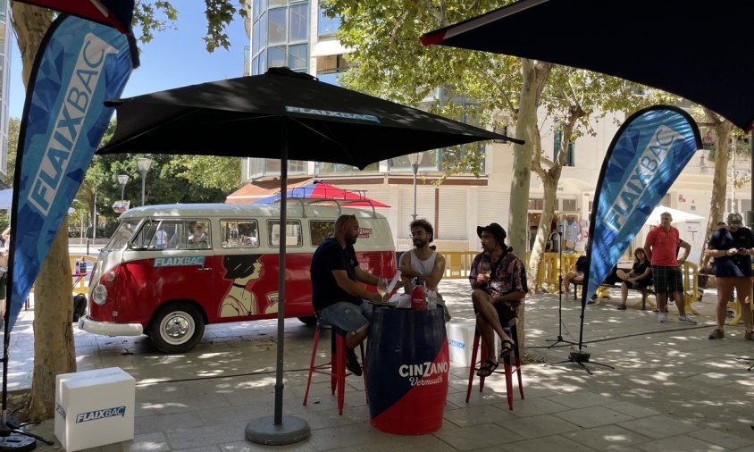 El presentador Llucià Ferrer entrevistant els Figa Flawas durant el programa en directe, ahir a la plaça Mossèn Joan Batalla